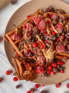 Una foto de Gofres de plátano y cacao con frutos rojos