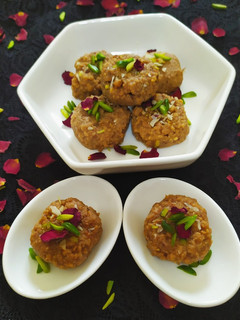 થાબડી પેંડા (Thabdi Penda Recipe In Gujarati) રેસીપી મુખ્ય ફોટો