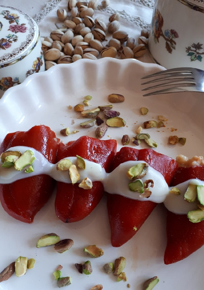 Una foto de Pimientos de piquillo rellenos de salmón, gambas y pistachos