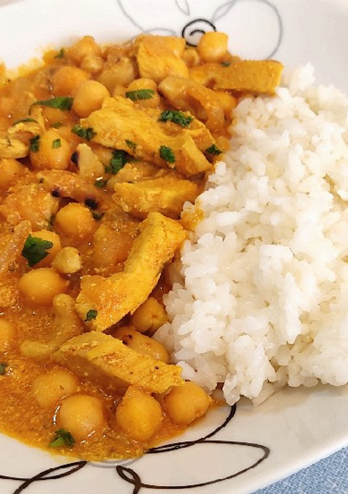 Una foto de Pollo con garbanzos al Garam Masala