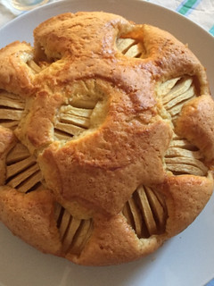 Una foto de Bizcocho de manzana facilísimo en thermomix ¡merienda 10! 🥛🍏🍎😋
