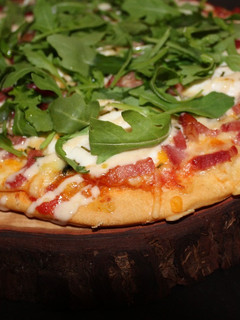 Una foto de Pizza César con masa casera