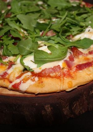 Una foto de Pizza César con masa casera