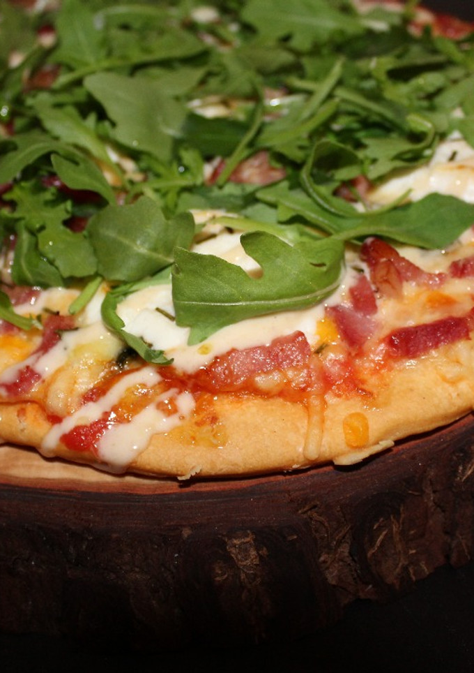 Una foto de Pizza César con masa casera