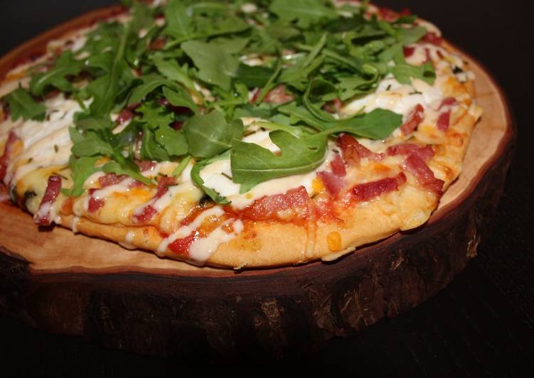 Pizza César con masa casera