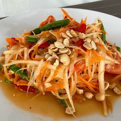 Thai Green Papaya Salad (Som Tam Thai) - Alphafoodie