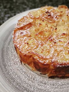 Una foto de Tarta de masa filo con crema y manzana