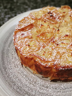 Una foto de Tarta de masa filo con crema y manzana