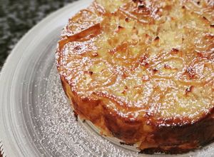 Una foto de Tarta de masa filo con crema y manzana