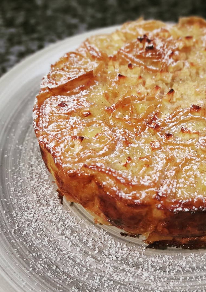 Una foto de Tarta de masa filo con crema y manzana