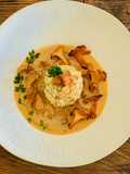 Pfifferlinggulasch mit Brezelknödel & Bergkäse