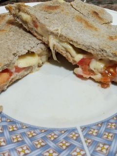 Una foto de Pan árabe semi integral express:sin gluten, veggy y en sartén 😋