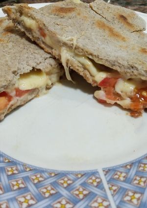 Una foto de Pan árabe semi integral express:sin gluten, veggy y en sartén 😋