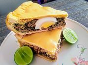 Una foto de pastel de carne y espinacas