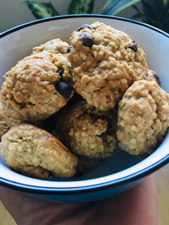 Una foto de Galletitas caseras de avena y pepitas de chocolate
