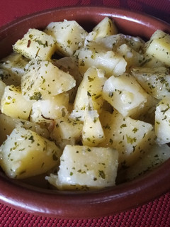 Una foto de Patatas con ajo y perejil de guarnición en 14 minutos