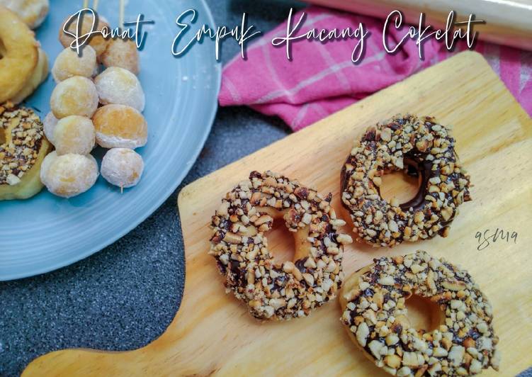Donat Empuk Kacang Cokelat