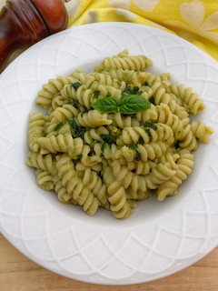 Foto di Pasta e piselli estiva con olio al basilico e limone