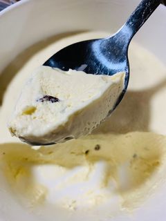 Hình của món Kem Rum Nho (Rum raisin ice cream).