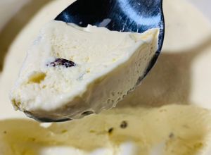 Hình của món Kem Rum Nho (Rum raisin ice cream).