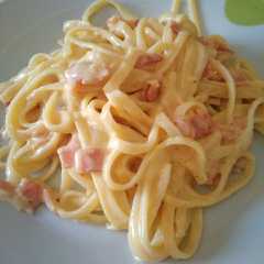 Una foto de Tallarines a la carbonara