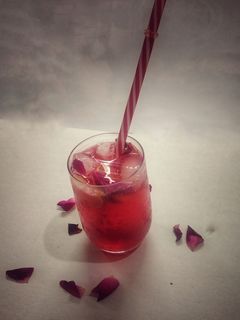 रोज़ मॉकटेल (Rose Mocktail recipe in Hindi) रेसिपी मुख्य फोटो