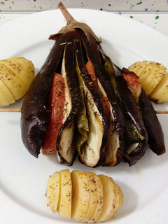 Una foto de Abanico de berenjenas rellenas y patatas asadas