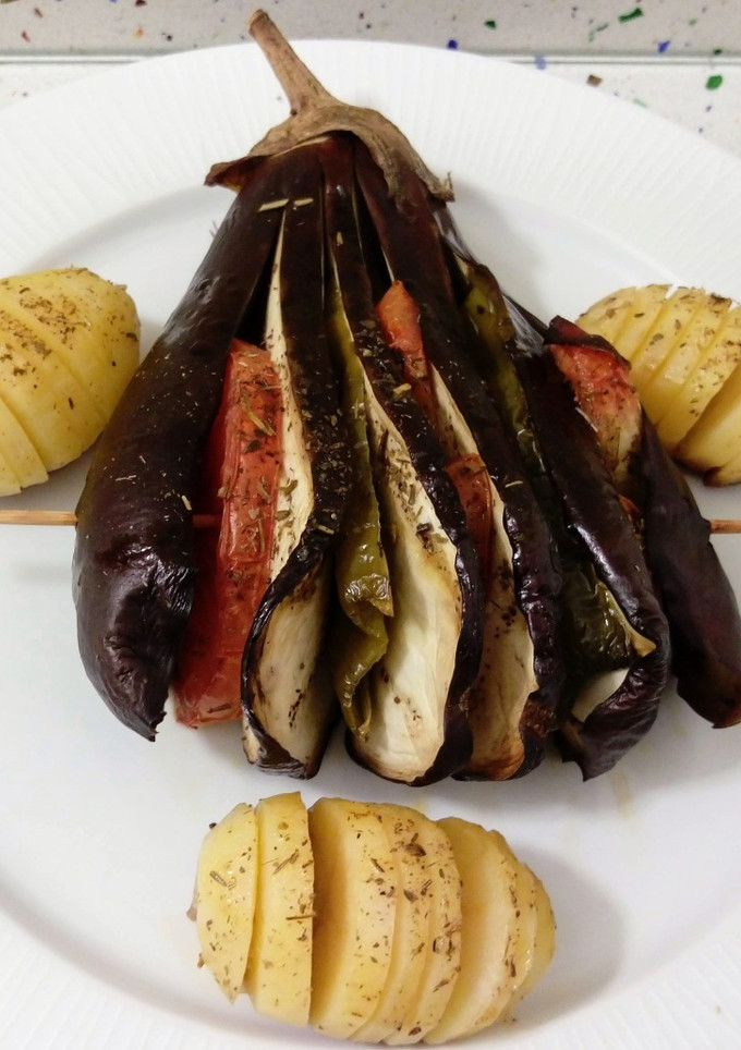 Una foto de Abanico de berenjenas rellenas y patatas asadas