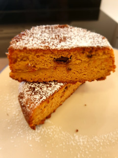 Una foto de Bizcocho de naranja y almendra con bocados de chocolate