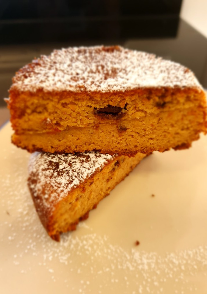 Una foto de Bizcocho de naranja y almendra con bocados de chocolate