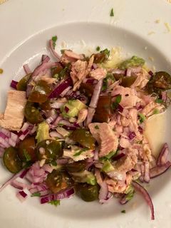 Una foto de Ensalada de atún y aguacate