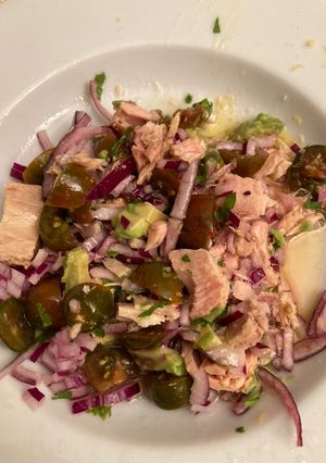 Una foto de Ensalada de atún y aguacate