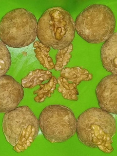 पौष्टिक अक्रोड लाडू (akrod ladoo recipe in marathi) रेसिपी चे मुख्य फोटो