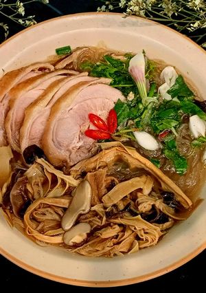 Hình của món Miến đùi gà chọi.