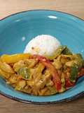 Wok de pollo tres pimientos con salsa de rulo de cabra