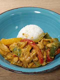 Una foto de Wok de pollo tres pimientos con salsa de rulo de cabra