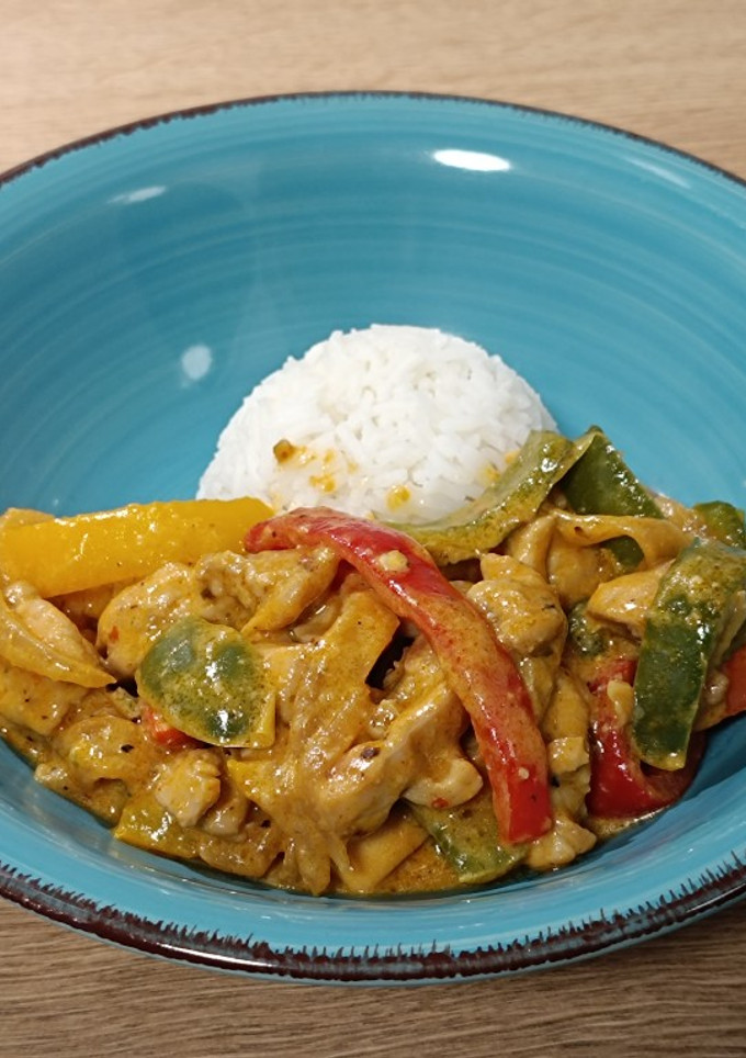 Una foto de Wok de pollo tres pimientos con salsa de rulo de cabra