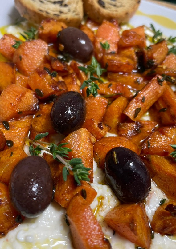 Una foto de Dip de queso feta con zanahorias especiadas