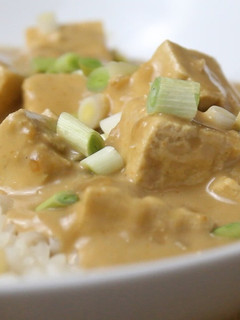 Una foto de Tofu con salsa de cacahuete en 15 min 👉 Recetas Veganas Fáciles