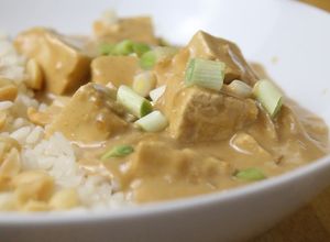 Foto principal de Tofu con salsa de cacahuete en 15 min 👉 Recetas Veganas Fáciles