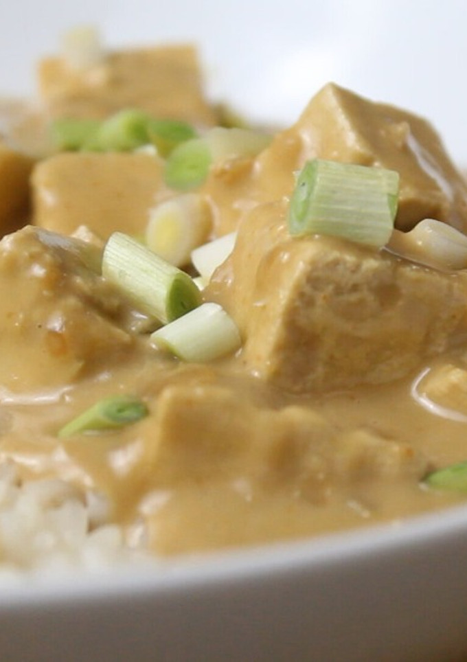 Una foto de Tofu con salsa de cacahuete en 15 min 👉 Recetas Veganas Fáciles