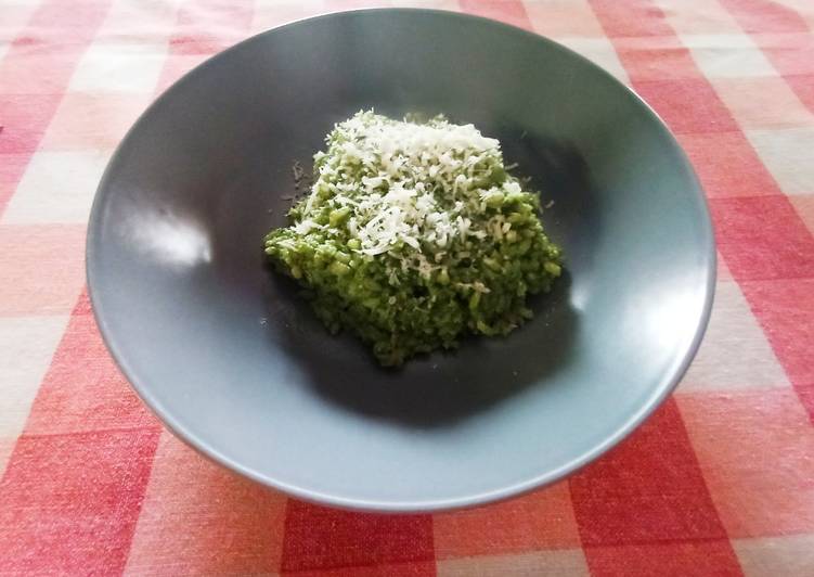 Riso con pesto di scarola e mandorle