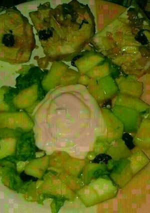 Una foto de Lomo mechado con ensalada de manzana y crema ácida