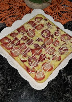 Una foto de Brownie chocolate blanco y frutilla 🍓