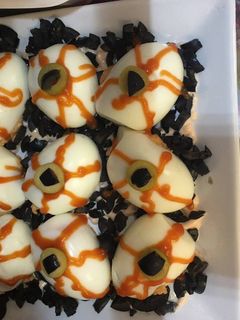 Una foto de Ojos sangrientos de huevo (entrante para Halloween)