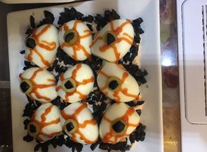 Una foto de Ojos sangrientos de huevo (entrante para Halloween)