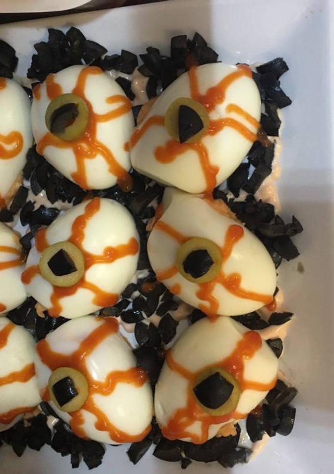 Una foto de Ojos sangrientos de huevo (entrante para Halloween)