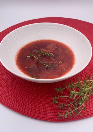 Une photo de Soupe froide de fraises au thym et citron vert