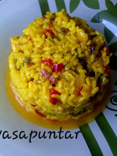 Una foto de Arroz al chilindrón 🌶🍗🥂