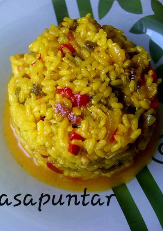 Una foto de Arroz al chilindrón 🌶🍗🥂